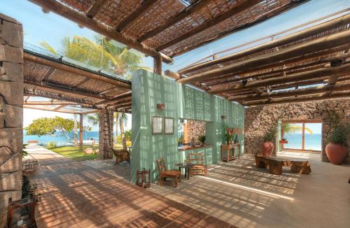 Un patio al aire libre con mesa y sillas. en Txai Resort, en Itacaré