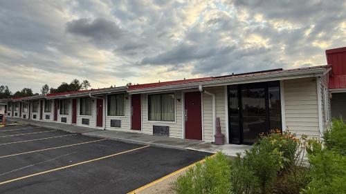 a row of buildings in a parking lot at Executive Inn in Warner Robins
