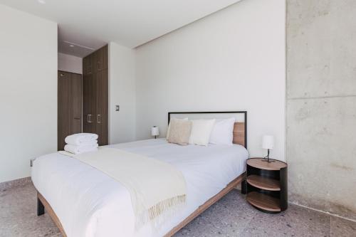 Ένα ή περισσότερα κρεβάτια σε δωμάτιο στο Relaxing 1 bedroom apt w Pool & BBQ Area VIATO HOMES