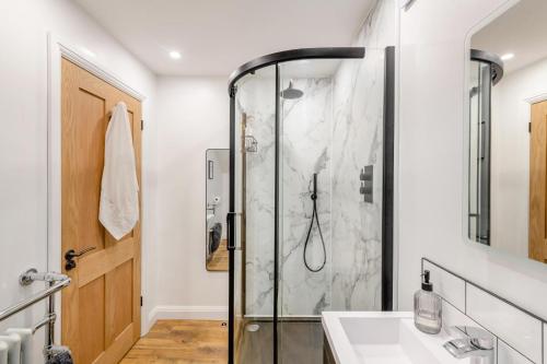 ein Badezimmer mit Dusche und Waschbecken in der Unterkunft Quayside Cottage in Rye