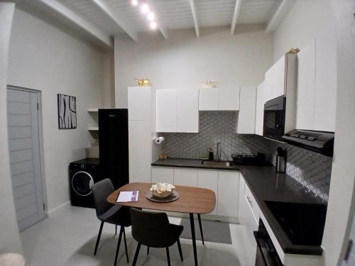 Una cocina o cocineta en Atrium Apartments - Saffron Bloom