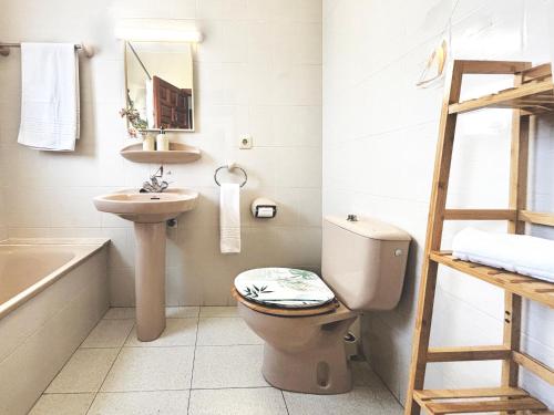 a bathroom with a toilet and a sink and a ladder at Ca L'Anxoveta - casa amb piscina a prop de la platja a l'escala in L'Escala