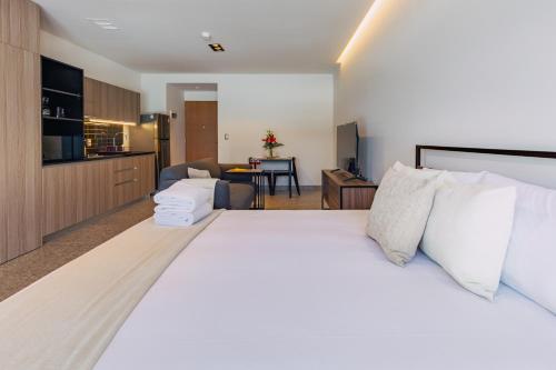 Kuchyň nebo kuchyňský kout v ubytování Bright & Modern Studio w Gym & Pool VIATO HOMES