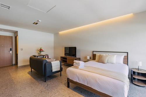 Postel nebo postele na pokoji v ubytování Bright & Modern Studio w Gym & Pool VIATO HOMES