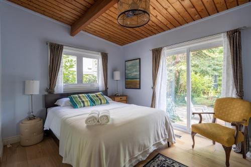 a bedroom with a bed with two wedding rings on it at 4 Bedroom Stoney Creek Nature Oasis Sauna, Games & Luxury Comfort in Hamilton