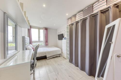 a bedroom with a bed and a window at Saint Lazare à portée de main in Argenteuil