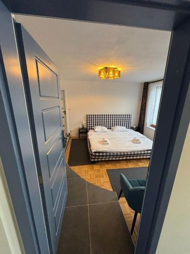 a room with a bed and a door with a bedroom at Naturální vinařství Tomáš Křížek, Penzion Dvorek in Dolní Dunajovice