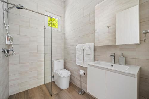 Tanki LenderVilla Bella Private Pool Retreat In Aruba的浴室里有马桶、洗手池和淋浴。