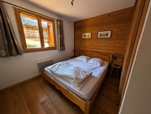 une chambre avec un lit dans une pièce avec une fenêtre dans l'établissement Chalet Du Bois De Suffin N°10 - Grand appartement de standing - 6/8 personnes MAE-8244, à Montgenèvre