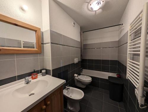une salle de bain avec un lavabo, des toilettes et un miroir dans l'établissement Chalet Du Bois De Suffin N°10 - Grand appartement de standing - 6/8 personnes MAE-8244, à Montgenèvre