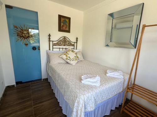 a small bedroom with a bed and a mirror at Flor de Limão Hotel Boutique in Coroa Vermelha