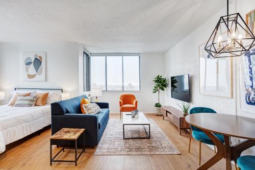 モントリオールにあるLaCité Apartments Modern Comfort Close to Downtown Montrealのソファとテーブルのあるリビングルーム