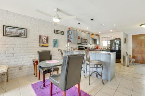 Fotografie z fotogalerie ubytování Pool and Hot Tub Access! Chic Condo in Scottsdale v destinaci Currys Corner