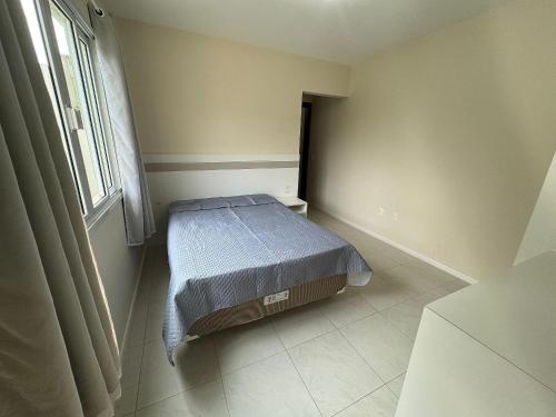 Ένα ή περισσότερα κρεβάτια σε δωμάτιο στο cód 17 · Apartamento a 150 metros da praia