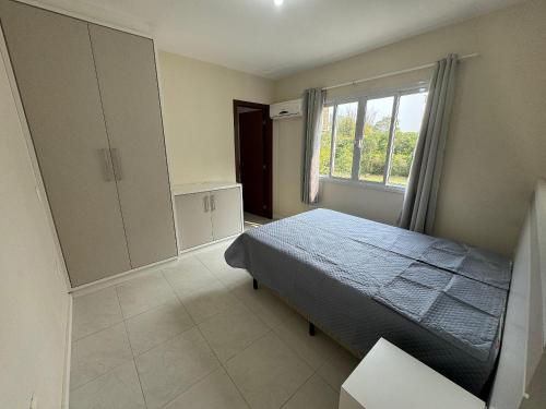 Ένα ή περισσότερα κρεβάτια σε δωμάτιο στο cód 17 · Apartamento a 150 metros da praia