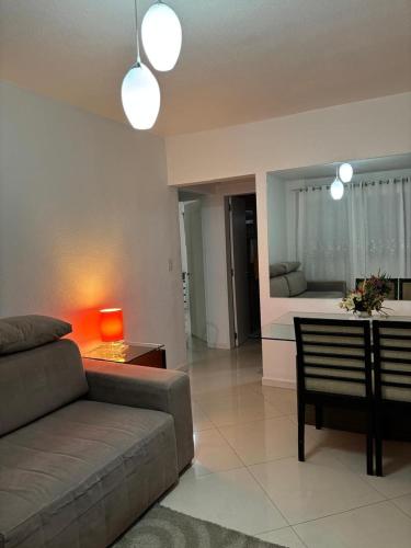un salon avec un canapé et une table dans l'établissement Prático e Aconchegante, à Porto Alegre