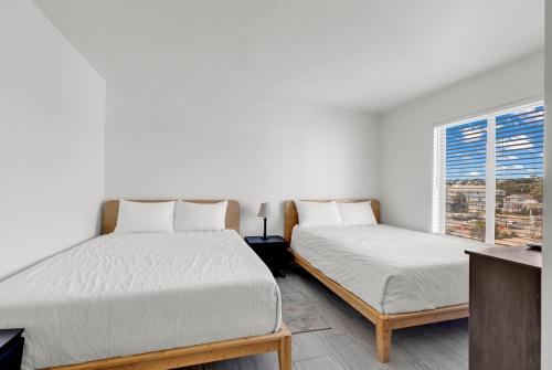 Dos camas en una habitación con ventana. en SHV B1: The Sweetbay, en Myrtle Beach