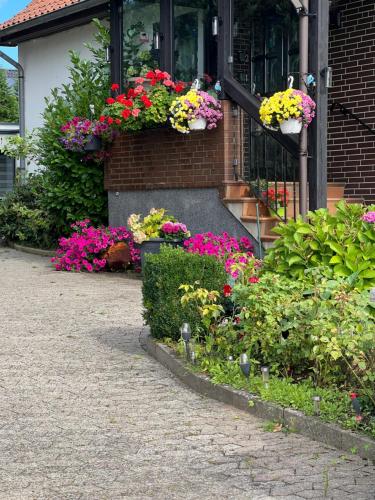 a bunch of flowers in front of a building at Ferienwohnung E in Soltau