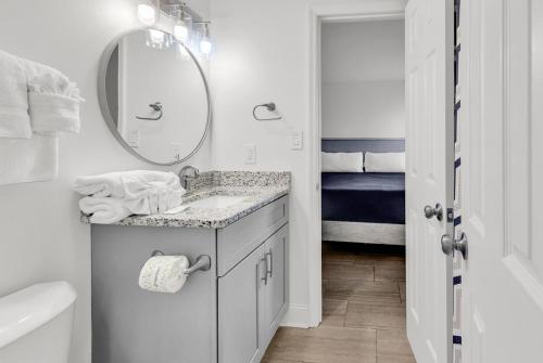 Un baño blanco con lavabo y espejo. en SHV B2: The Waypoint, en Myrtle Beach