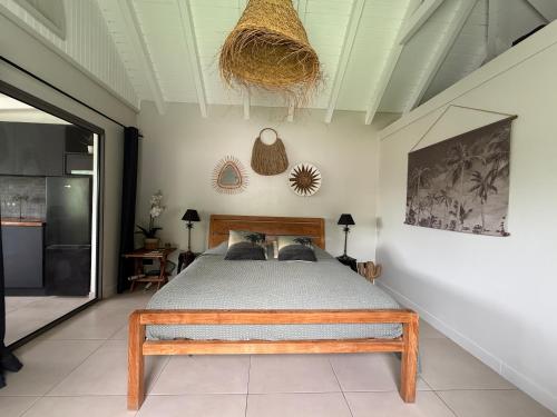 una camera da letto con un letto in una stanza di CENTRAL PALM a Saint Barthelemy