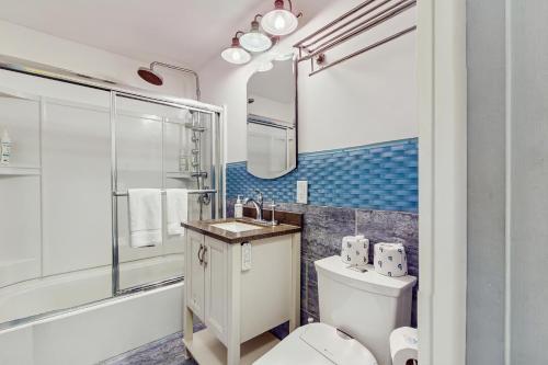 ein Badezimmer mit Toilette und Waschbecken in der Unterkunft The Blue Cottage in Provincetown