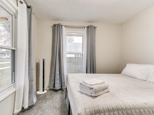 Ένα ή περισσότερα κρεβάτια σε δωμάτιο στο Cozy House Near Iowa State Fairgrounds!