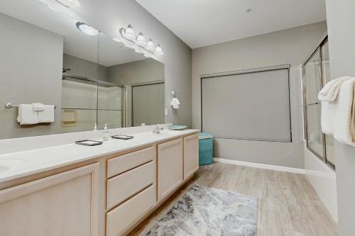 een badkamer met een wastafel en een grote spiegel bij Barateria 301 in Destin