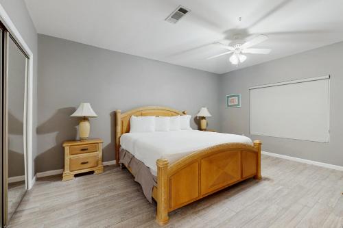 een slaapkamer met een bed en een plafondventilator bij Barateria 301 in Destin