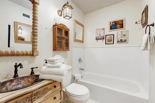 Ένα μπάνιο στο Spacious 3BR/3BA Dog-Friendly Condo with Pool - Fernandina Beach Access