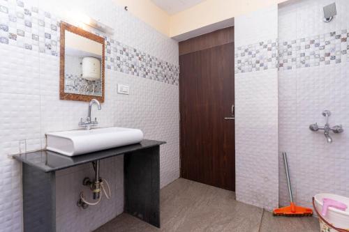 大吉岭Sierra Inn的带水槽和淋浴的浴室