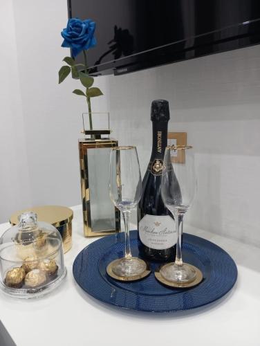 a bottle of wine and two glasses on a table at Sir Lyndon Prestige Linate in Linate