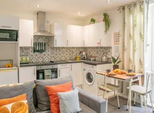 Η κουζίνα ή μικρή κουζίνα στο #08 Stylish Solihull Stay Sleeps 4 BHX NEC