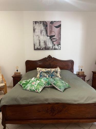 Villa Sora في تولون: سرير ذو لوح أمامي خشبي ووسائد عليه
