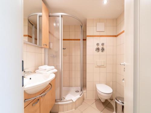 GranzowにあるIdeale Familienwohnung in der Naturのシャワー、洗面台、トイレ付きのバスルーム