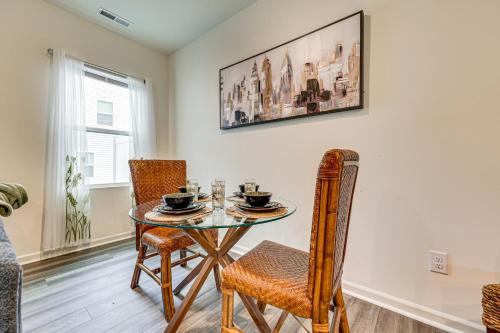 Posezení v ubytování Screened Patio Townhome 3 Mi to Dtwn Wilson!