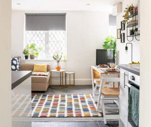 a living room with a table and a kitchen at #09 Stylish 2 bed Apart - Sleep 5 - fast Wi-fi - BHX NEC- " Perfect for Contractors and Families - Free Parking" in Shirley
