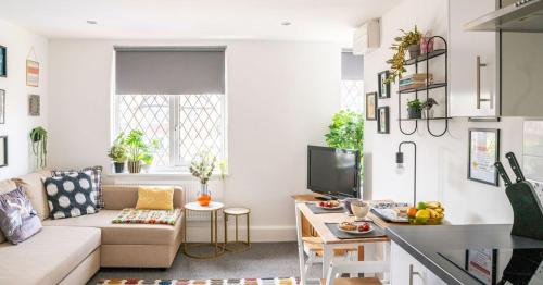 a living room with a couch and a table at #09 Stylish 2 bed Apart - Sleep 5 - fast Wi-fi - BHX NEC- " Perfect for Contractors and Families - Free Parking" in Shirley