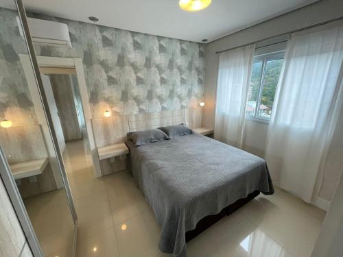 Ένα ή περισσότερα κρεβάτια σε δωμάτιο στο cód 25 · Apartamento á poucos passos do mar