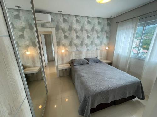 Ένα ή περισσότερα κρεβάτια σε δωμάτιο στο cód 25 · Apartamento á poucos passos do mar