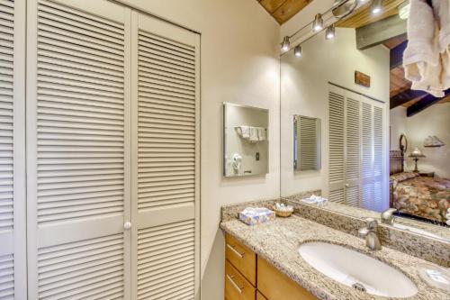 een badkamer met een wastafel en een spiegel bij Napili Point C29 in Kapalua