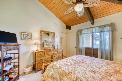 een slaapkamer met een bed en een plafondventilator bij Napili Point C29 in Kapalua