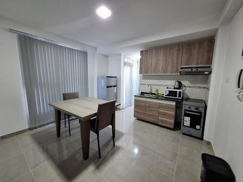 Una cocina con una mesa de madera y un comedor. en Edificio Eclipse, en Ushuaia