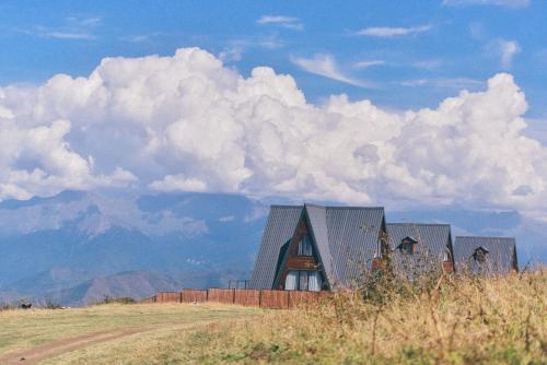 Seuri Cottages的云天的田野上的建筑