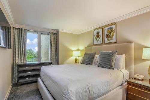 ein Schlafzimmer mit großem Bett und Fenster in der Unterkunft Marco Beach Ocean Resort Condominiums #605 in Marco Island