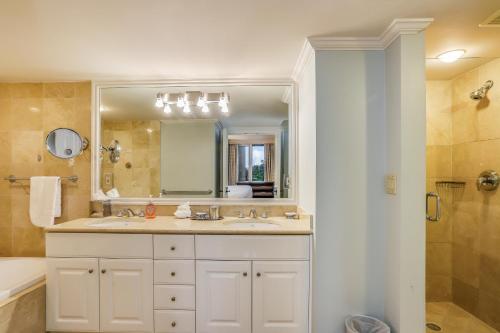 ein Badezimmer mit Waschbecken und Spiegel in der Unterkunft Marco Beach Ocean Resort Condominiums #605 in Marco Island