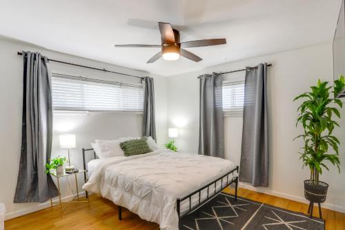 Ένα ή περισσότερα κρεβάτια σε δωμάτιο στο Steps to Lake Erie! Cedar Point Home Base with Deck