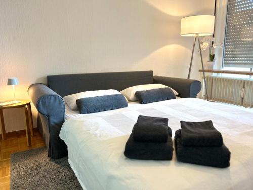 un dormitorio con una cama con dos almohadas. en Japandi-Style in Dortmund mit Stellplatz, Balkon, en Dortmund