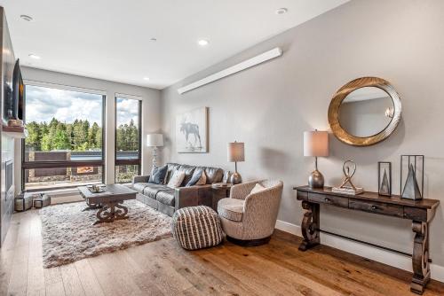 Khu vực ghế ngồi tại Luxury Downtown Condo - Rendezvous Center 201