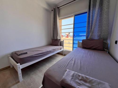 Katil atau katil-katil dalam bilik di Spacious Triplex in Harhoura
