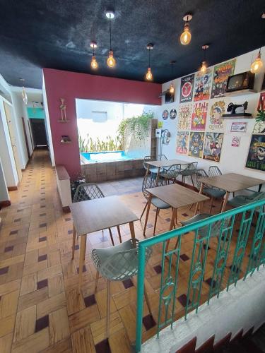a restaurant with tables and chairs in a room at HOTEL CASA VECCHIA San Antonio in Cali